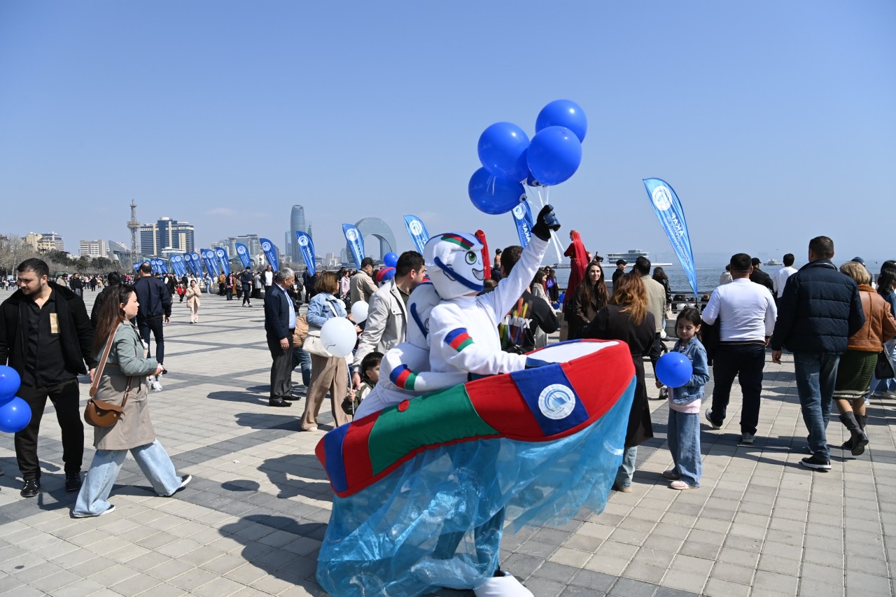 Paytaxtda Xəzərin suları avarçəkmə və yelkənli qayıqlarla bəzəndi - FOTOLAR